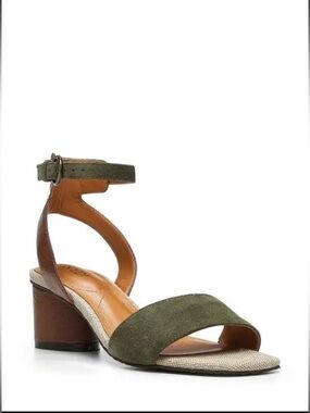 NYDJ size 7.5 medium sandals with medium heel.